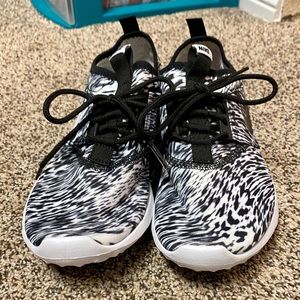 NEVER WORN black and white Nike shoes